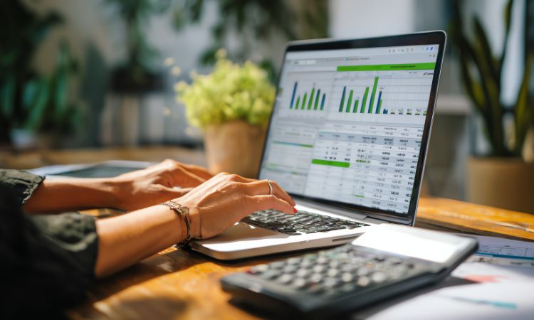 Alumno realizando un curso de contabilidad y fiscalidad online