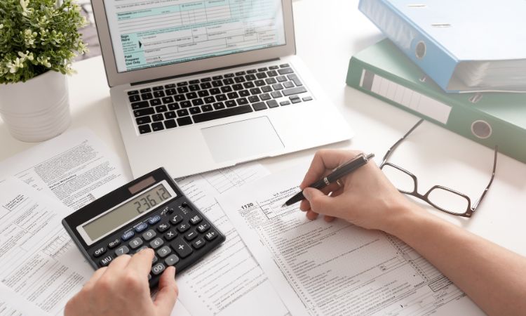 Descubre las funciones de un contable, sus principales responsabilidades, habilidades necesarias y el sueldo promedio.