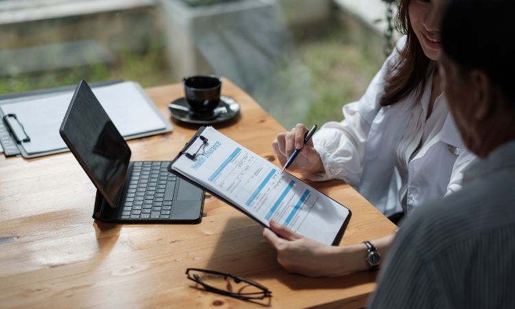 Mediador de seguros: qué hace, por qué es clave y cómo formarte en este sector