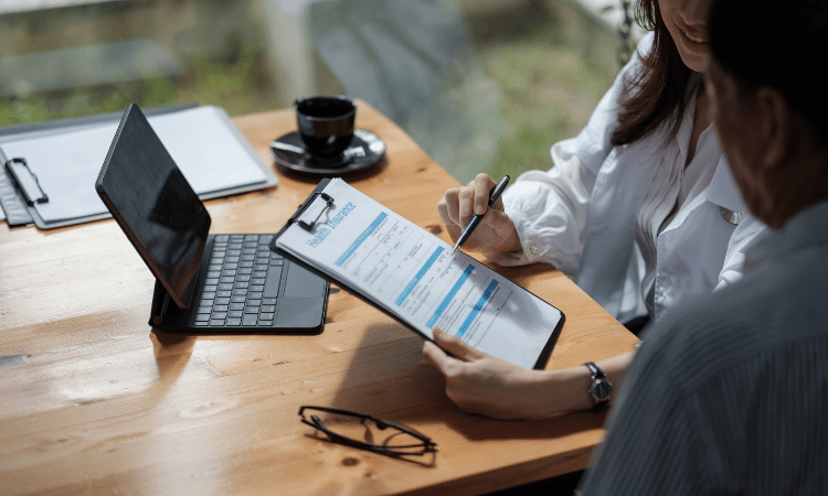 Mediador de seguros: qué hace, por qué es clave y cómo formarte en este sector